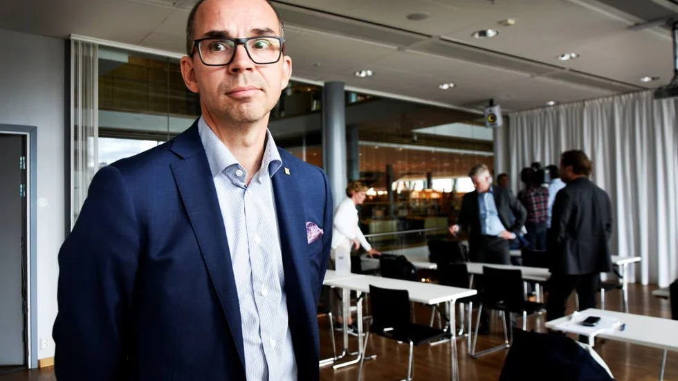 Kritisk. Kommunalrådet Niklas Nordström sågar C och L som inte tog ställning till affären med Hemsö.
