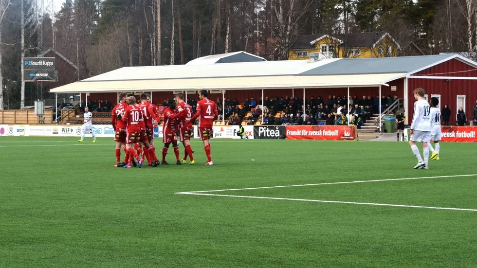 Piteå jublar efter Moses Duckrells matchvinnande mål i början på andra halvlek.