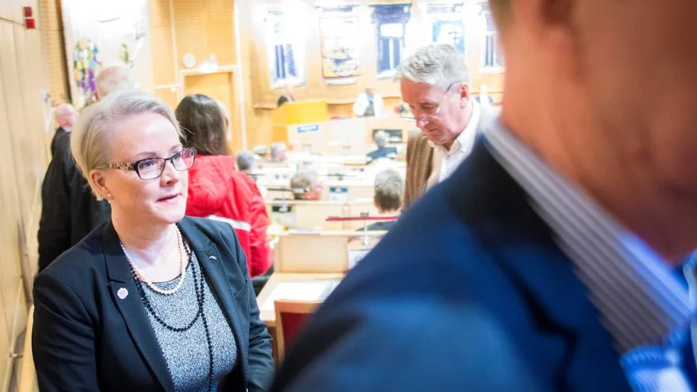 Hela havet stormar. Maria Stenberg (S) och många andra ledande politiker fick följa ersättarna i regionfullmäktige då de beslutande om frågor som skulle kunna leda till hennes avgång.