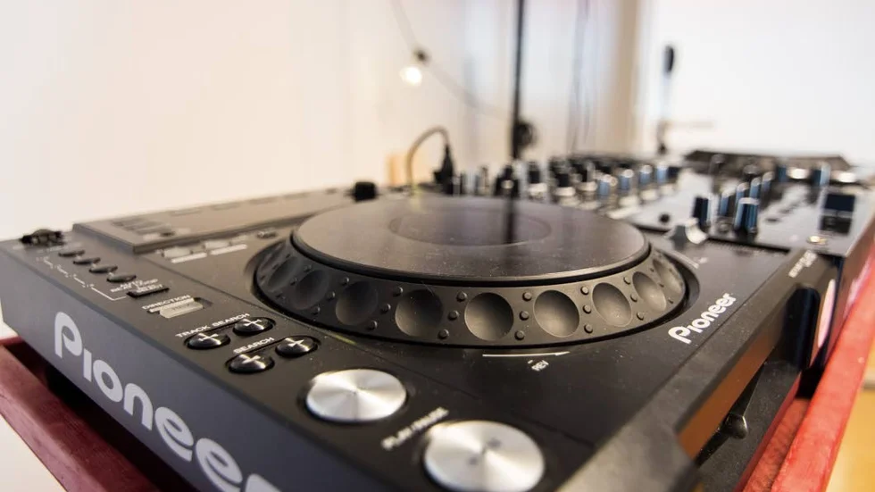 DJ-drömmar. Efter många förfrågningar köpte Bilda in ett DJ-mixerbord för dem som vill lära sig att göra elektronisk musik.