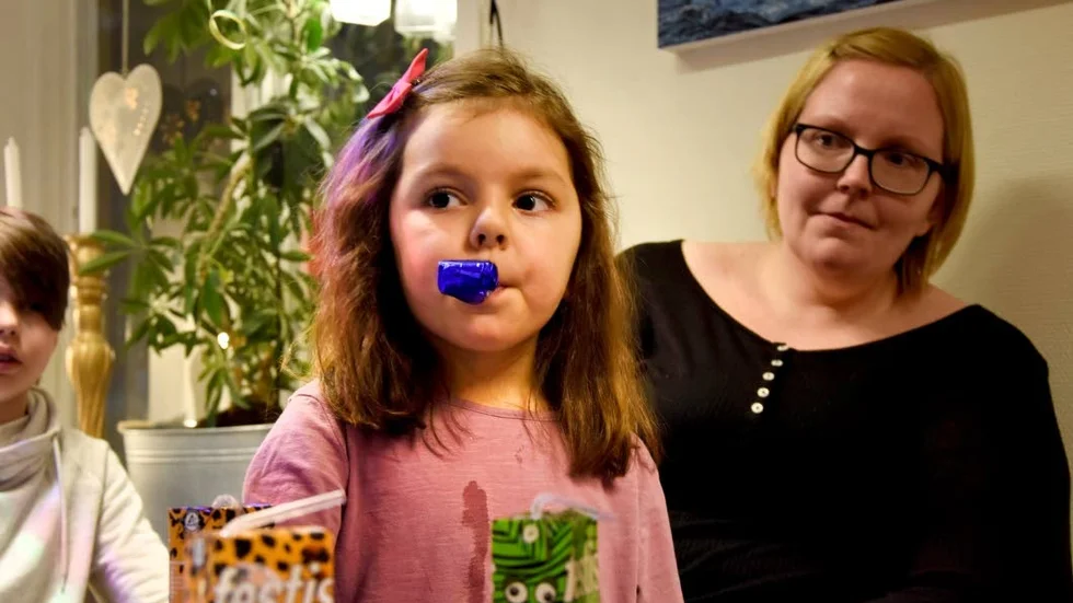 Kalas. Yasmin har fullt upp med sin partytuta.