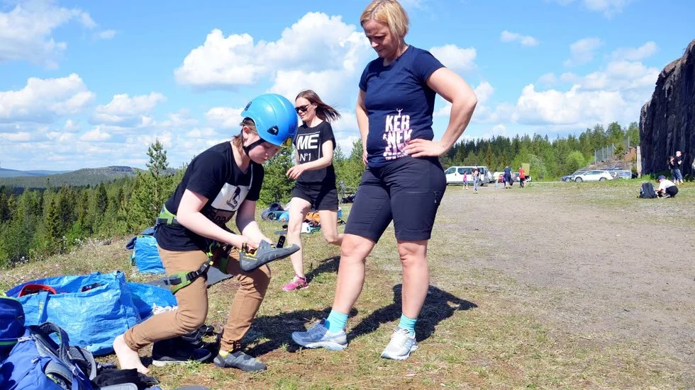 Rätt utrustad. Här tar Knut Partapouli på sig klätterskorna medan mamma Helen Rolund tittar på.