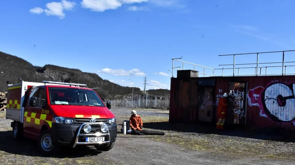 BRANDVÄRN. Den lilla brandvärnsbilen och brandvärnet ska utföra första hjälpen tills räddningstjänsten kommer. Det kan innebära både sjukvård och släckningsarbete. Här övar värnet från Kuttainen.