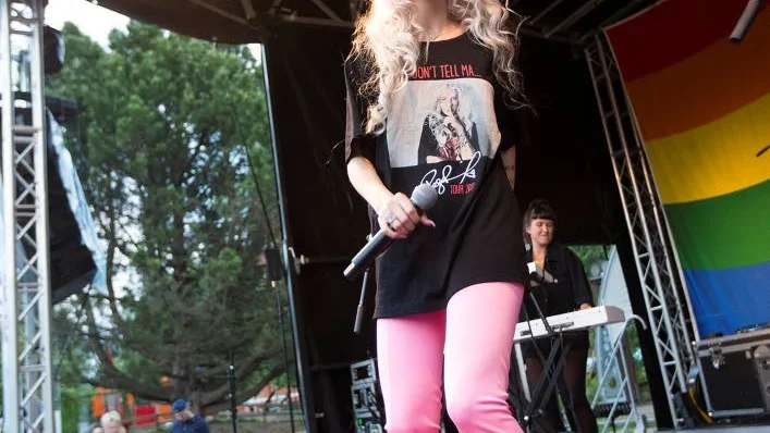 Peg Parnevik avslutade lördagskvällen i Stadsparken på Luleå Pride