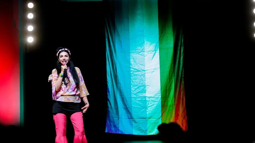 Standup med Zinat Pirzadeh på Ebeneser under Luleå Pride.