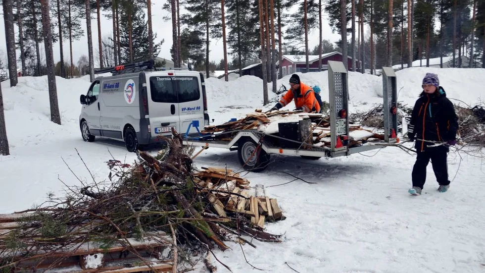 Istället för att köra rivningsvirket till soptippen tog Patrik Adolfsson med släpet till Forsgården. " Det blir väl lite till brasan i alla fall".