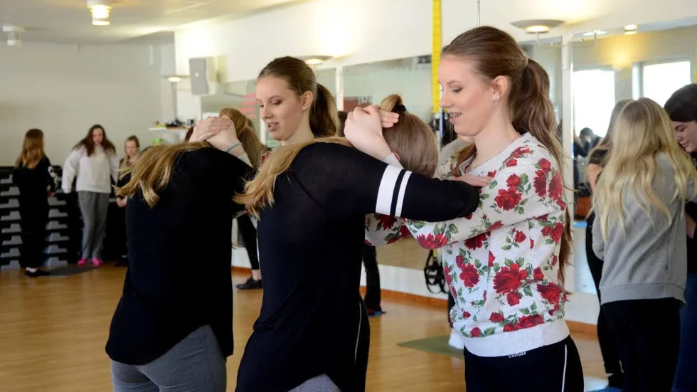 Övar. Isabella Siljegren och Ida Norojärvi tränar.