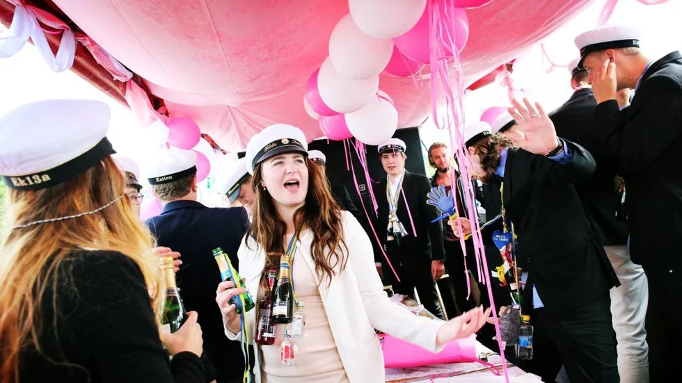 Studentfirande. Blått och gult är klassiska färger vid studentfirandet men varför inte välja studentens egna favoritfärger vid dekorationen?