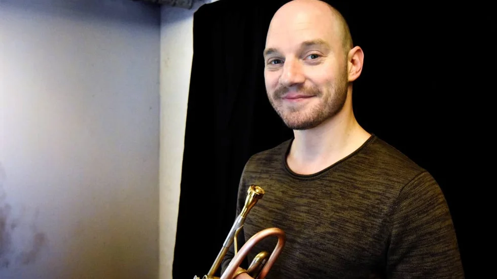Adam Rapa spelar in instruktionsfilmer för trumpetare i Luleå