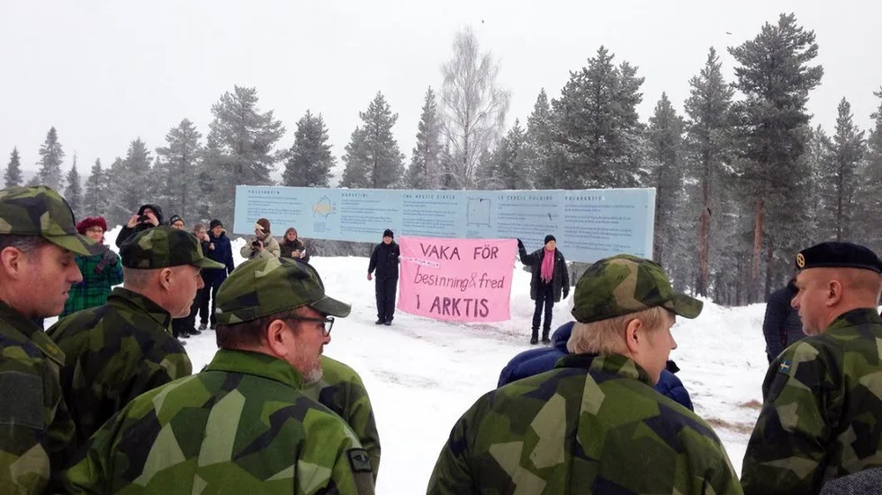 MANIFESTATION. Så här såg det ut på Polcirkeln vid 10-tiden på fredagen när fredsaktivisterna höll en manifestation för de som ska delta i ett seminarium om Arktis.