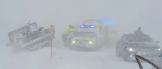 Tre till sjukhus efter masskrock