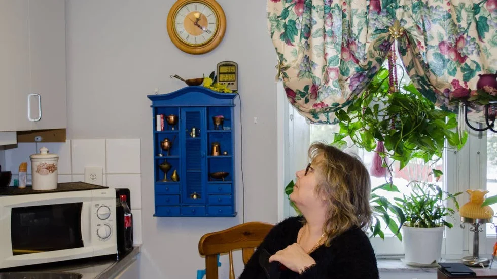 Dålig tidspassning. Hemtjänsten passar inte tiderna som de har kommit överens om, berättar Susanne Johansson, en av brukarna i Gammelstad. Hon får ofta titta på klockan och undra när de ska komma.