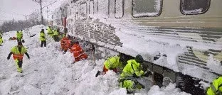 40 LKAB-anställda skottar fram insnöade tåget
