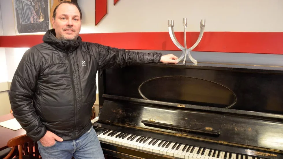 KULTUR. Sten Nylén förhindrade att Hjalmar Lundbohms piano körde till återviningscentralen. Istället har föreningen Tusen Toner tagit hand om det.