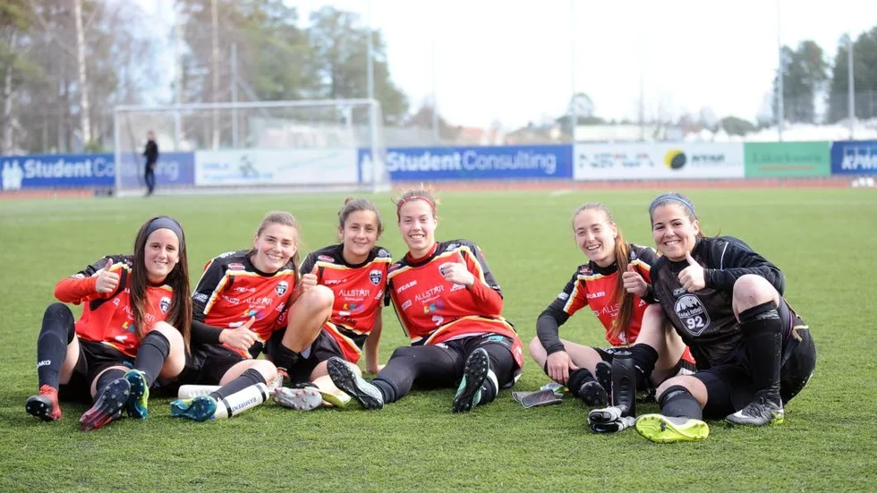 Tillskott. Här är AFC Luleås alla lirare från Spanien. Från vänster: Sara Garcia Sanchez-Migallon, Janira Rodriguez Aguila, Alexandra Taberner Tomas, Maria Gonzalez Pont, Jasmina Chamarro Martinez och Noelia Garcia Domenech.