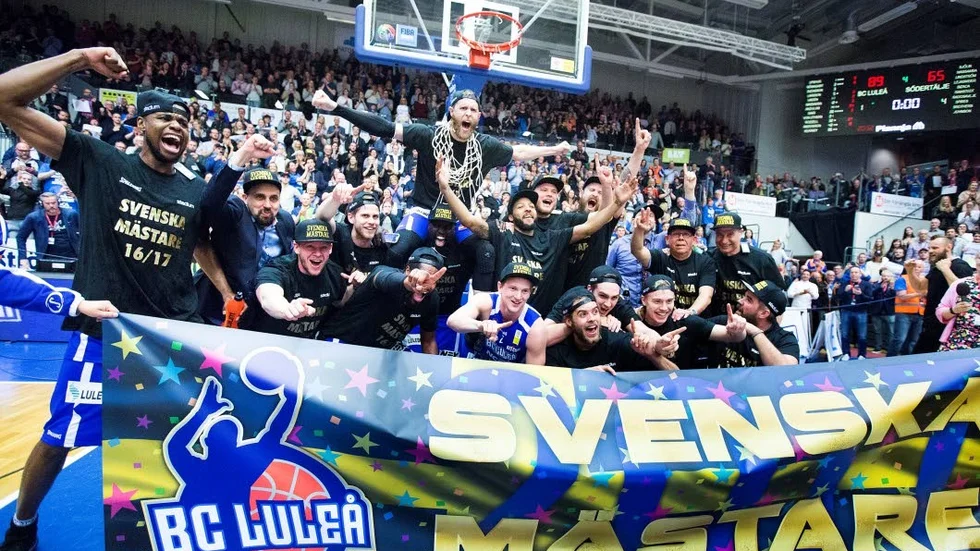 Nätet. Tim Kearney gjorde en Eric Elliot och klippte ned nätet från basketkorgen efter att guldet var i hamn.