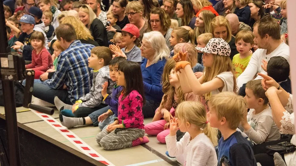 Unga och äldre fans. Mora Träsk har varit verksamma i flera decennier och har en blandad publik.