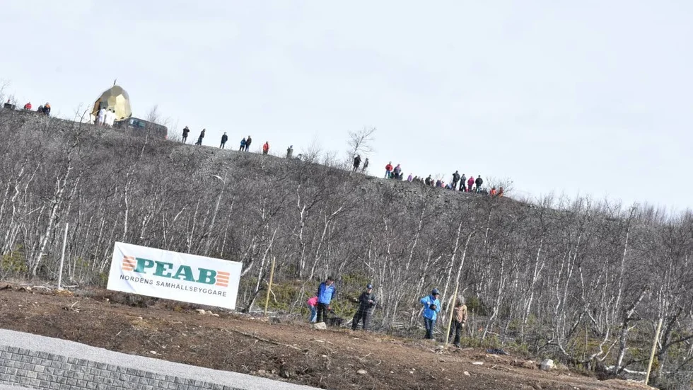 Publik. Ett antalt Kirunabor såg B5:an komma till sin nya plats från backen.