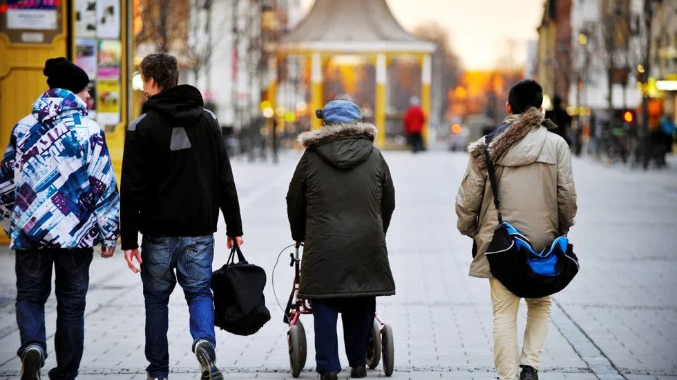 Fler skuldsatta. Antalet personer som är äldre än 65 år med en skuld hos Kronofogden har ökat kraftigt sedan 2010.