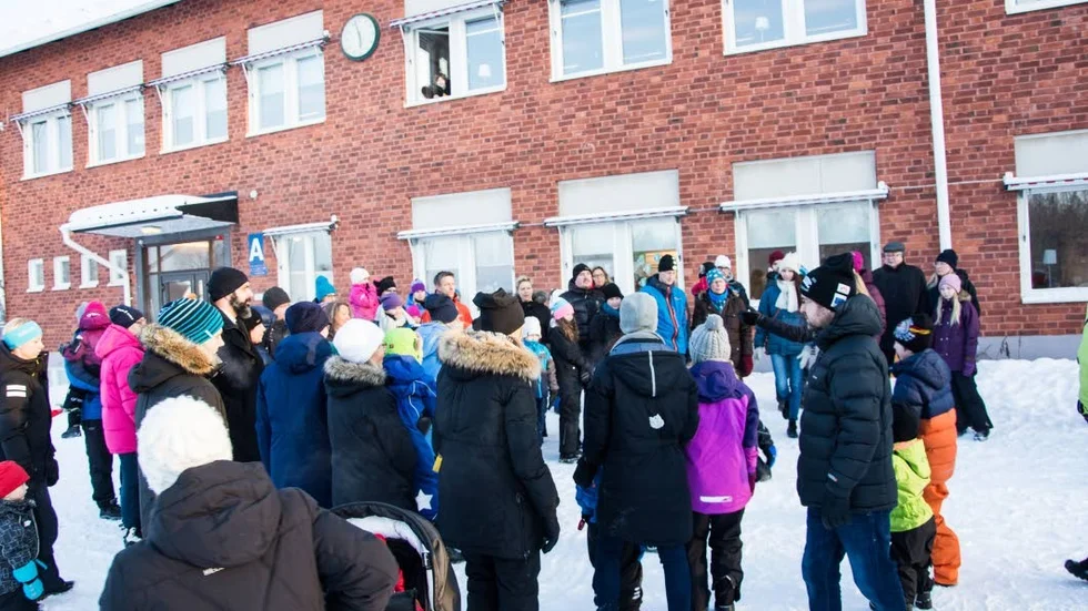 Då. I december förra året hölls manifestationer för skolor runt om i Luleå, så även på Kläppenskolan. Kommande vinter slår Sunderbyskolan upp sina portar.