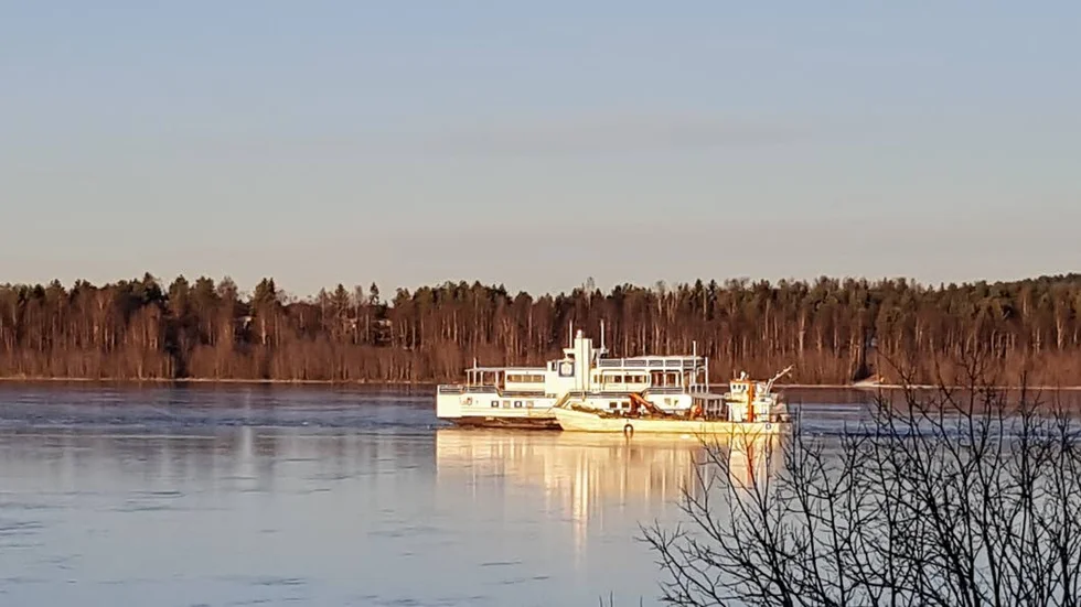 Ovan syn. Här bogserades restaurangbåten BBB genom den uppbrutna isen för att tas upp för service.