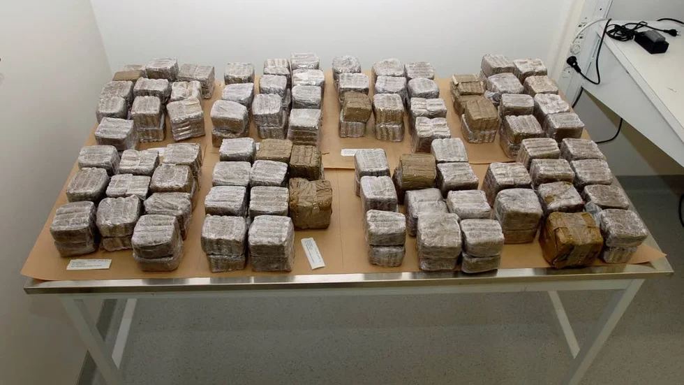 Beslag. På måndagen greps en 29-årig man i centrala Luleå med ett stort parti cannabis i sin väska. Mannen har nu begärt häktad av åklagare.