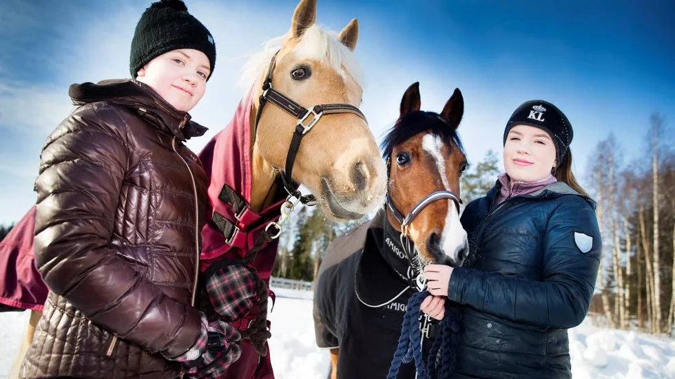 Full fart. Syskonen Lotta och Ida Bergman beskriver sina hästar som pigga men snälla. "Det är full fart framåt", säger Lotta Bergman.