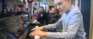 Se underbarnet spela piano