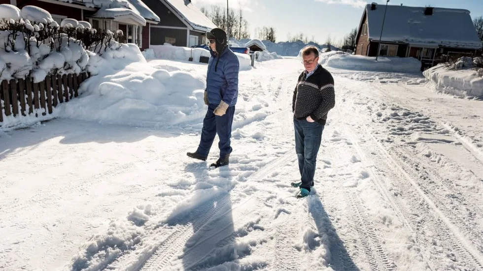 Fundersamma. Lars Ingvar Drugge och Roland Strålberg blev bägge lappade under natten mot onsdag. Den första för att ha parkerat på fel sida om vägen och den andre för att ha parkerat med bilen mot färdriktningen.