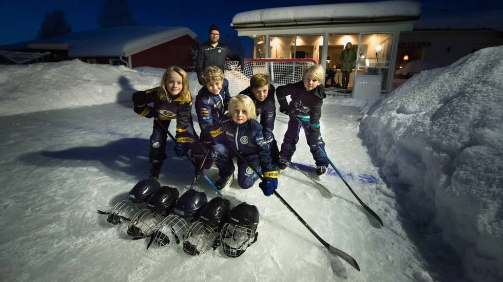 Lagbild. Oliver Selberg, Louie Karlsson, Gabriel Hollberg (på knä), Wilhelm Åkerlund och Leo Holmfrid. Bakom syns Olivers pappa Andreas Selberg och i dörröppningen mamma Emma Selberg.