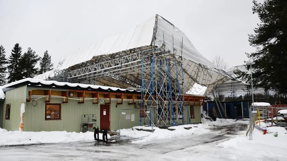 Blåste sönder. Skyddet som skulle täcka taket under renoveringen blåste sönder natten till fredag. Snöstormen gick över till regn och vatten läckte in i byggnaden.