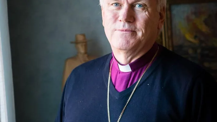 Lämnar. Biskopen i Luleå stift, Hans Stiglund, lämnar och ersätts av stiftets första kvinnliga biskop Åsa Nyström. "Den 26 maj är den officella dagen här i domkyrkan. Då har man en "stavnedläggelse", biskopsstaven är en symbol för mitt uppdrag. När jag lägger den på altaret, då visar jag att nu lämnar jag min uppgift."