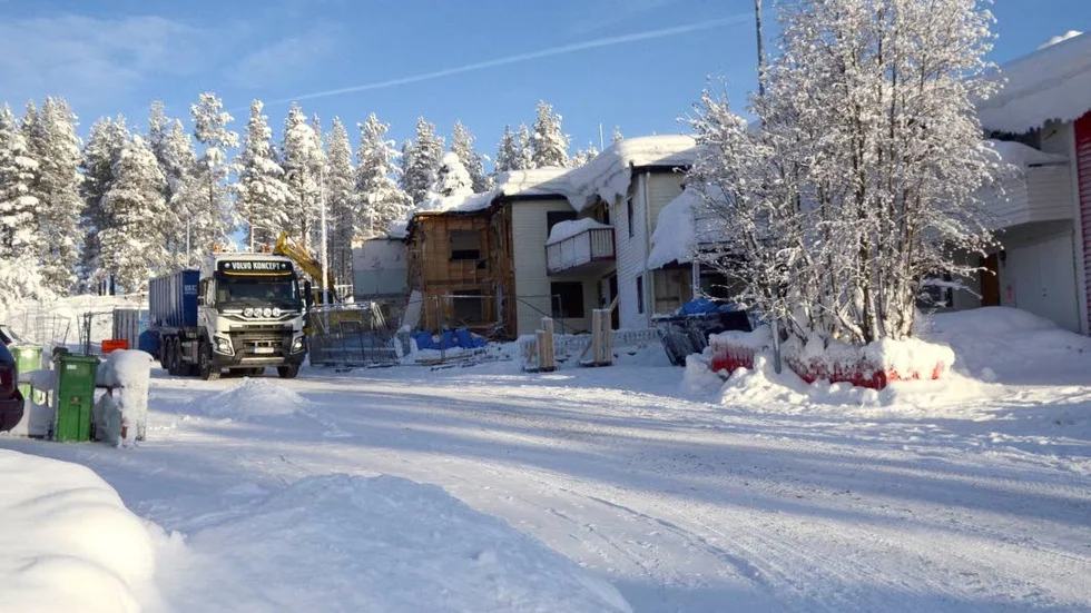 Linnévägen. Husen drabbades av svåra skador och radhusägarna var förtvivlade. Nu rivs Linnévägen.