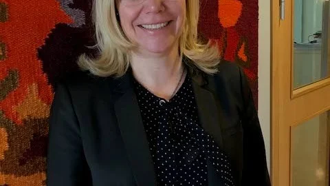 Lenita Ericson, (S)-kommunalråd i Luleå, bar på fredagen knytblus för att visa sitt stöd till Sara Danius, som lämnade stolen som ständig sekreterare i Svenska akademien.