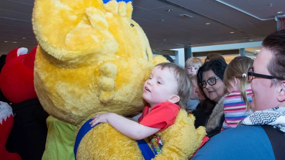 My Lindgren, två år från Kalix fick en bamsekram - av ajälvaste  Bamse.