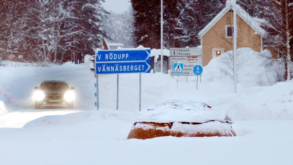 Fettisdag i Överkalix. Rondellsemlan fångar bilisternas uppmärksamhet.