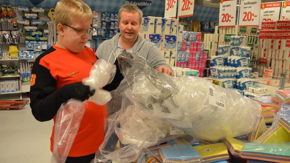 Packning av plast. Roger Funck och hans pappa Dan-Erik hjälps åt att ordna plasten i rätt påse.