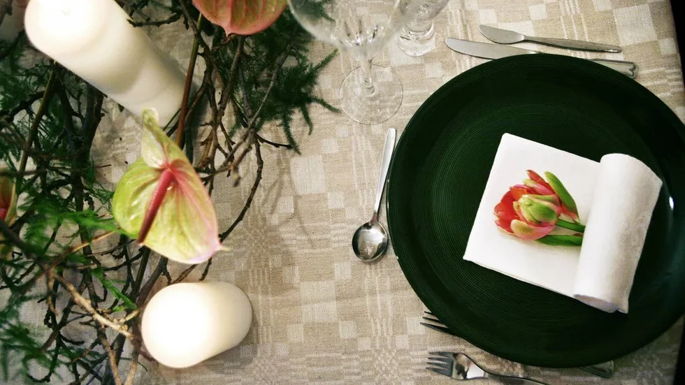 Blomster. En röd blomma blir fin på den vita servetten.