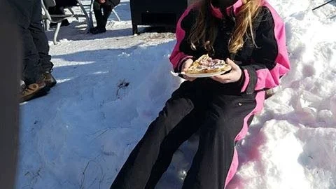 Solen tittar fram ute på Gråsjälören. Sandra  Eitzenberger njuter i det fina vädret.