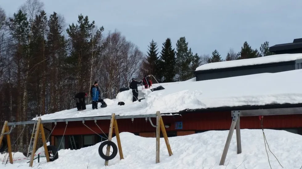 Snöskottning. Efter att lågstadiedelen på Ormbergsskolan stängt på grund av risken för takras under onsdagen, drog takskottningsarbetet i gång på torsdagen.