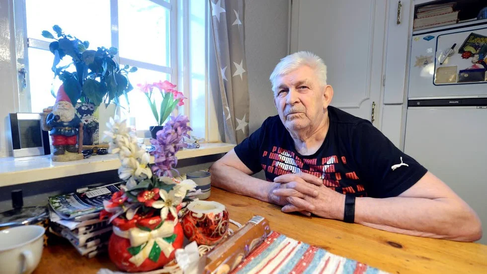 Rånades. Fyra män trängde sig in i 81-åriga Lars Haaras hem i Överkalixbyn Krokfors och sa sig vilja sälja kastruller. Polisen efterlyser nu tips som kan kopplas till händelsen.