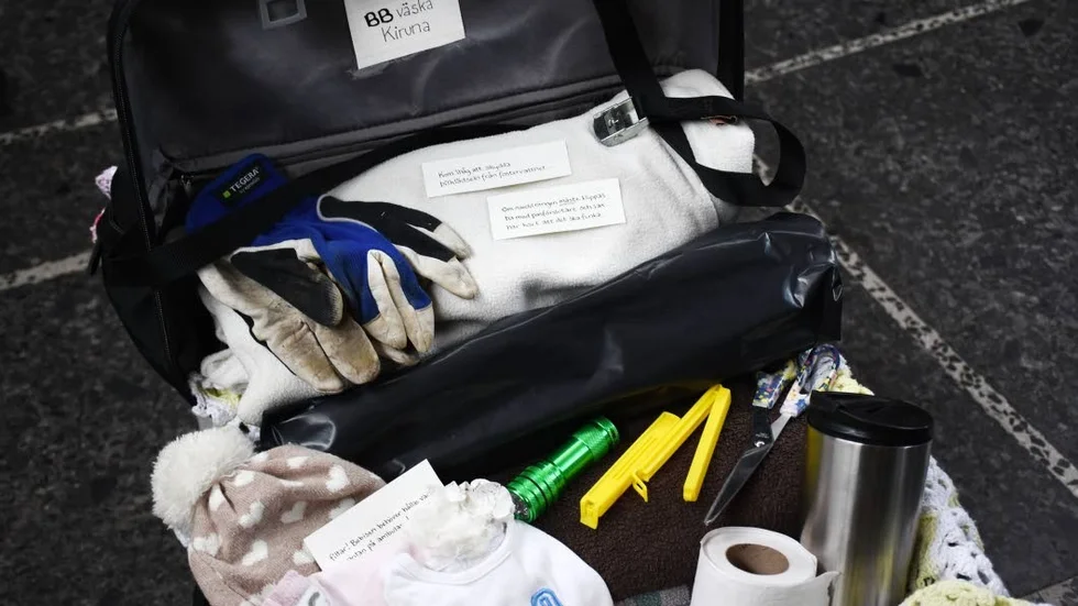 Redo. Handskar, plastsäckar, sax och påsklämmor. Carina Kero Esberg har packat en helt vanlig BB-väska för den som bor i Kiruna.