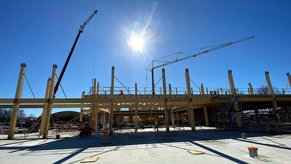 Solen skiner över nya Westerlundska gymnasiet. Kommunens projektbudget för hela bygget är på 530 miljoner kronor.