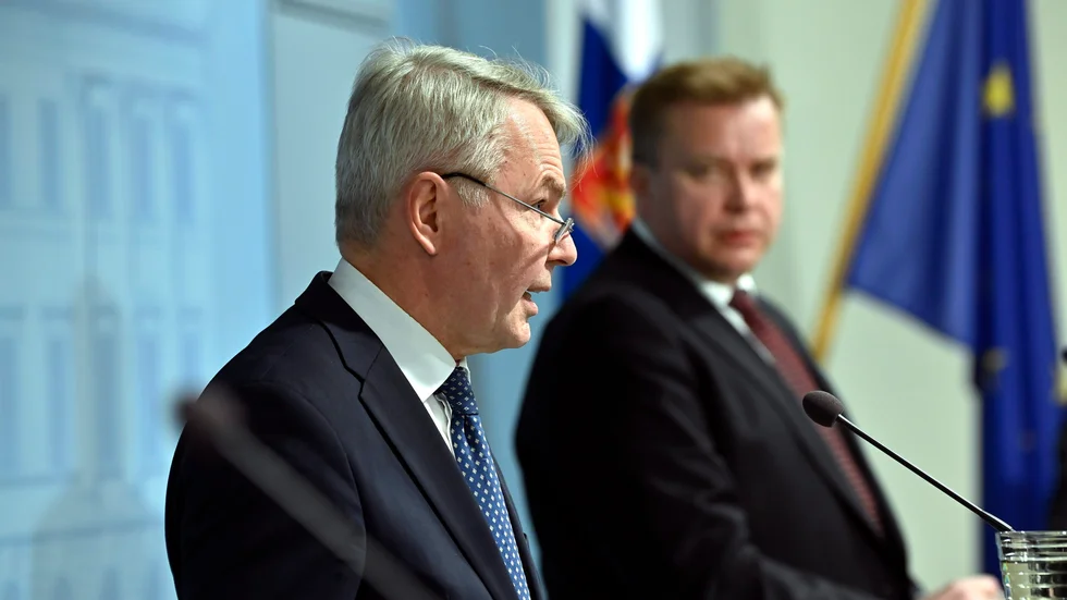 Finlands utrikesminister Pekka Haavisto och försvarsminister Antti Kaikkonen presenterar säkerhetsrapporten i Helsingfors.