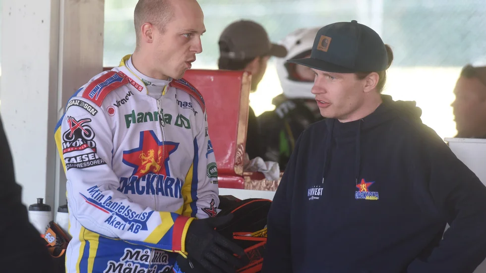 Jacob Thorssell, här i diskussion med Dackarnas Ricky Kling i depån, har bra minnen från Motala och kan räkna med publikstöd på Dunteberget i tisdagens speedwaypremiär.