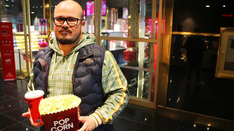 Lino Casimiro har köpt popcorn och läsk i Filmstadens egen shop. Precis som man ska numera.