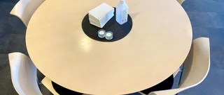 Butiksanställd sexofredade kollega i lunchrummet – detta misstänks mannen för: ”Började med oönskad massage”