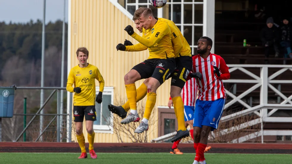 Mjölby AI besegrade Angered med 1-0 och tog säsongens första seger. Målskytten Jacob Samuelsson och Oscar Yilmaz hjälptes åt att med gemensamma krafter få bort den här bollen.