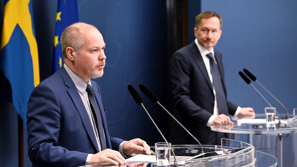 Justitie- och inrikesminister Morgan Johansson och Robert Wallén, avdelningschef på operativa avdelningen på Myndigheten för samhällsskydd och beredskap (MSB).