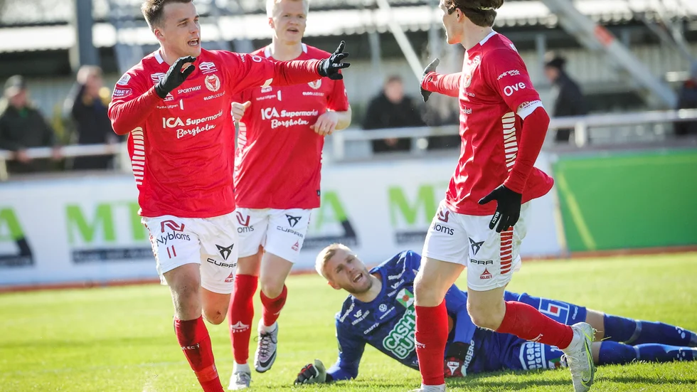 Kalmars Simon Skrabb (tv) jublar efter sitt 0-3-mål.